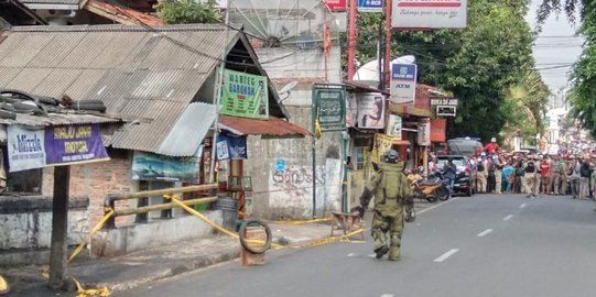 Pria Misterius Tinggalkan Koper Mencurigakan di Depan Warteg Jatinegara