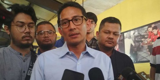 Usai Salat Jumat, Sandiaga Beli Paket Wedang Uwuh di Hypermarket Sukoharjo