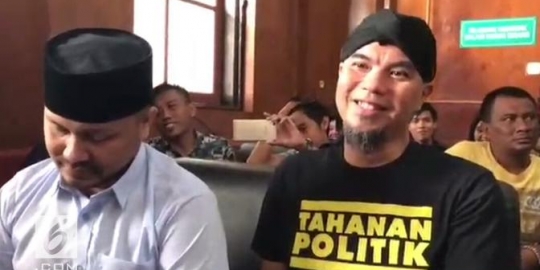 Ahmad Dhani Dilarang Pakai Kaus Nyeleneh Lagi Saat Sidang