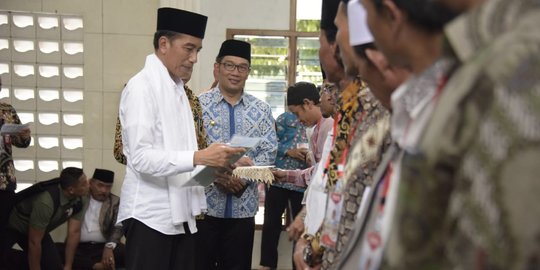 Emil Dampingi Presiden Serahkan Ratusan Sertifikat di Sukabumi