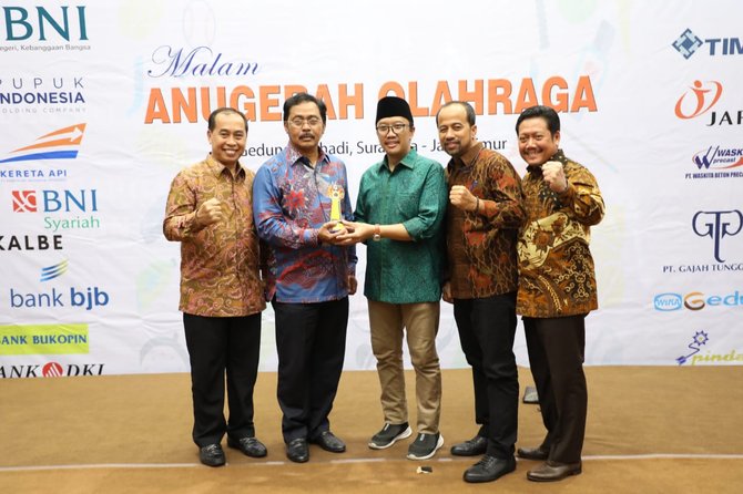 menpora raih penghargaan dari golden award siwo pwi