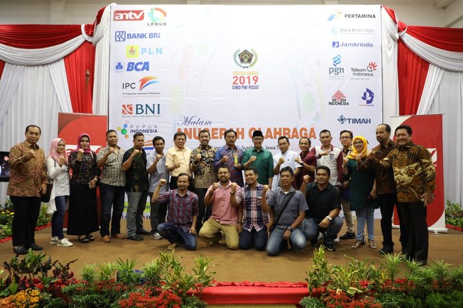 menpora raih penghargaan dari golden award siwo pwi