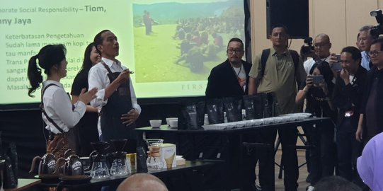Ekspresi Jokowi Saat Menikmati Sensasi Kopi Bali Rasa Buah