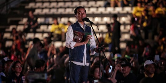 Jokowi: Untungnya Saya Kurus, Kalau Disodok Kanan Kiri Bisa Menghindar