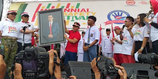 Lukisan Foto Jokowi Mejeng di Panggung Milenial Road Safety Festival Palangkaraya