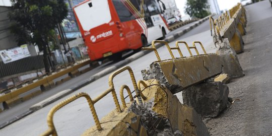 Kondisi Pembatas Jalur Transjakarta di Jalan Warung Jati yang Rusak
