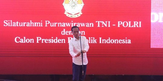 Gaya Jokowi Memperbaiki Stand Mic Sebelum Pidato