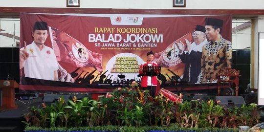 Relawan Balad Jokowi dan Tina Talisa Blusukan ke Pasar di Cipongkor Bandung