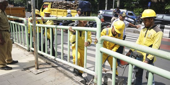 Halangi Zebra Cross, Pasukan Kuning Bongkar Pagar Besi di Pinang Ranti