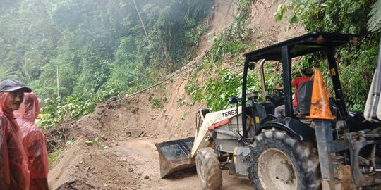 Diguyur Hujan Deras, Jalan Lahat - Bengkulu Longsor 25 Meter