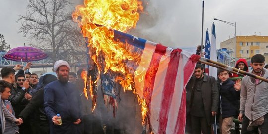 Peringatan 40 tahun Revolusi Islam Diwarnai Aksi Bakar Bendera AS dan Israel