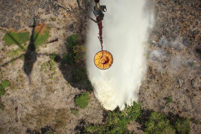 helikopter bnpb padamkan kebakaran hutan di ogan komering ilir