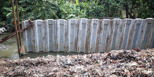 Mengintip Tiang Pancang Turap yang Terbengkalai di Kali Ciliwung