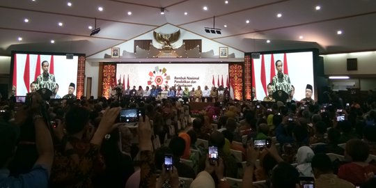 Buka Rembuk Nasional, Jokowi Ingatkan Guru Harus Terampil