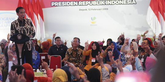 Presiden Jokowi Salurkan Bantuan Sosial di Depok