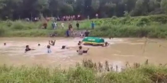 Warga di Gresik Berenang Sambil Usung Keranda Mayat Seberangi Sungai Menuju TPU