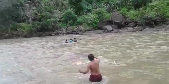 Aksi Heroik Warga NTT Bantu Ibu Hamil Seberangi Sungai Arus Deras Demi ke Puskesmas