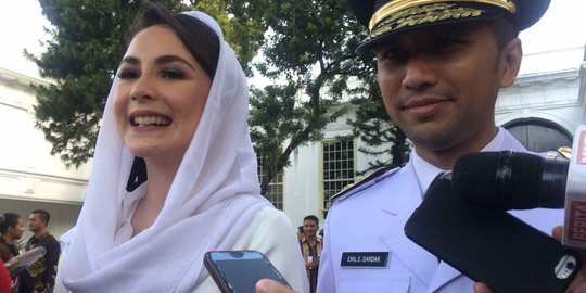 Temani Emil Dilantik, Arumi Bachsin Tampil Cantik dengan Kebaya Putih