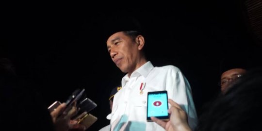 Keluar Istana, Iring-iringan Jokowi Tertahan Massa Demo