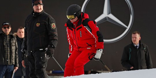 Saat Vladimir Putin Ajak Presiden Belarus Bermain Ski