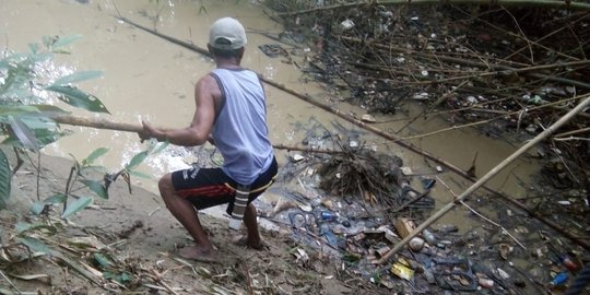 Pria Berkemeja Kotak-Kotak Ditemukan Tewas Mengambang di Sungai Ciherang