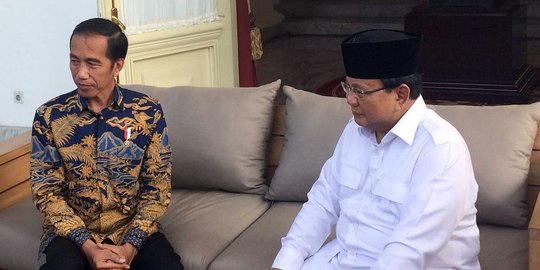 Emak-Emak Pendukung Jokowi & Prabowo Bertemu di Mal, Adu Yel Lalu Berpelukan