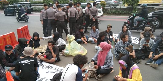 Desak Rekan Dibebaskan, Mantan Karyawan Freeport Geruduk Polda Metro Jaya