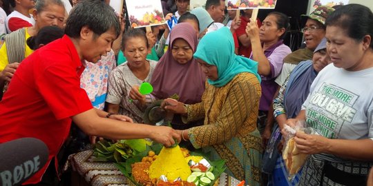 Ratusan Pedagang Pasar Gede Tumpengan Doakan Jokowi Jadi Presiden