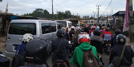 Kemacetan Hantui Pengendara di Cisauk, Sejam Lebih Lewati Perlintasan KRL