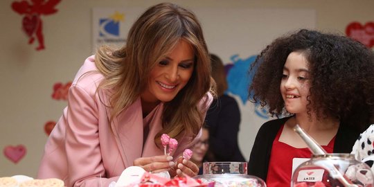 Melania Trump Habiskan Hari Valentine Bersama Pasien Anak di Rumah Sakit