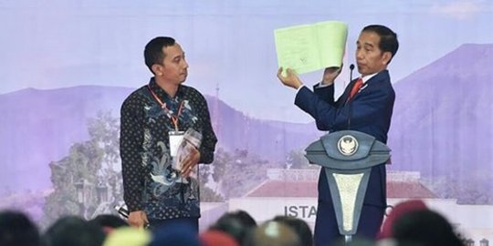 Bagikan Sertifikat Tanah Wakaf, Jokowi Cerita Saat Lahan Masjid Jadi Sengketa