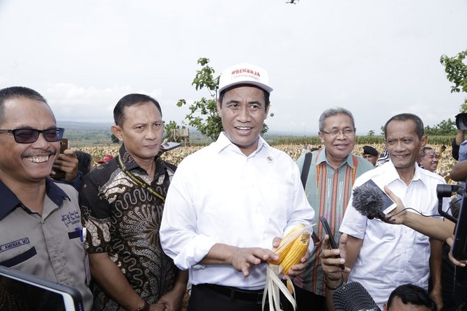 menteri amran saksikan banjir jagung di tuban