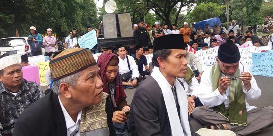 Protes Fadli Zon Soal Puisi Doa Tertukar, Santri di Bogor Gelar Aksi Bela Mbah Moen