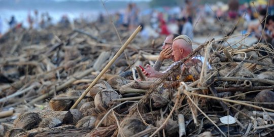 Potret Turis Menikmati Liburan di Tengah Tumpukan Sampah Pantai Bali