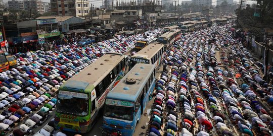 Salat Jumat Hentikan Lalu Lintas Jalan Raya di Bangladesh