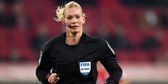 Bibiana Steinhaus Pengadil Lapangan di Pertandingan Munchen vs Augsburg