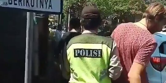 Ketahuan Ngutil di Toko, Bule Jerman Diteriaki 'Maling' oleh Pegawai