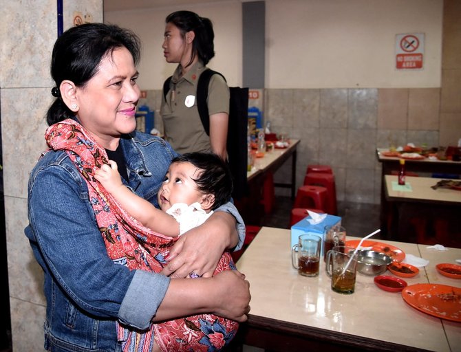 jokowi makan bersama keluarga di kelapa gading