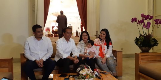 Kompak Kenakan Baju Putih, Jokowi Didampingi Iriana Tiba di Hotel Sultan