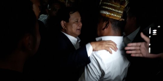 Tiba di Rumah Usai Debat, Prabowo Sempatkan Selfie Bareng Pendukung