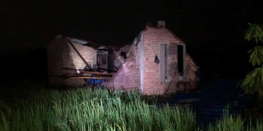 Puting Beliung Robohkan Rumah di Kediri, Ibu & Anak Tertimpa Reruntuhan