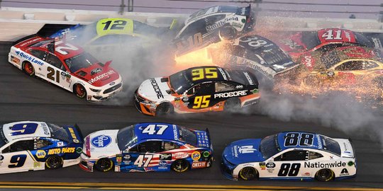 Momen Mendebarkan Saat Puluhan Mobil Balap NASCAR Bertabrakan