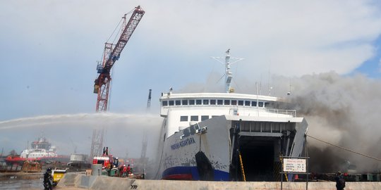 Kapal Roro Terbakar di Galangan Pelabuhan Tanjung Emas Semarang