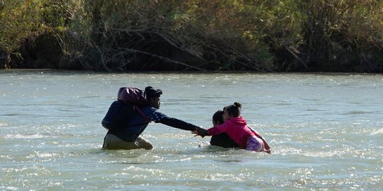 Hindari Petugas, Imigran Honduras Nekat Terjang Sungai di Perbatasan AS