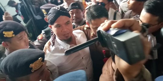 Sambil Pose 2 Jari, Dhani Teriak 'Saya Dilarang Bicara oleh Pimpinan Polisi'