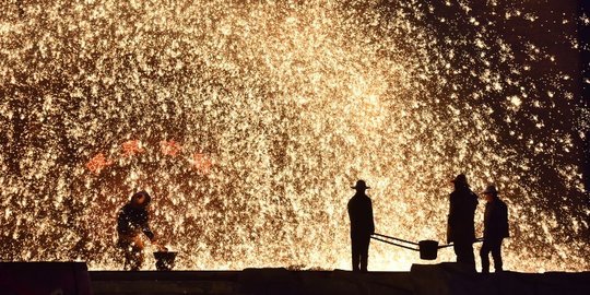 'Hujan Api' Terangi Festival Lentera