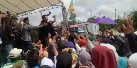 Panggung Musik Relawan Jokowi di Tangerang Selatan Diwarnai Bagi-Bagi Uang