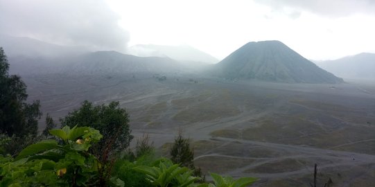 Semburkan Awan Panas, Gunung Bromo Tetap di Level Waspada