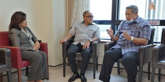 Aburizal Bakrie Jenguk Ani Yudhoyono di Singapura
