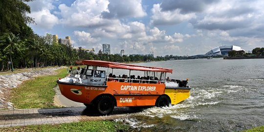 Serunya Menjelajahi Sungai Singapura dengan Wahana Amfibi